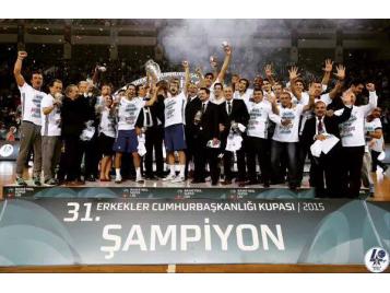 Efes Pilsen remporte le premier trophée de la saison