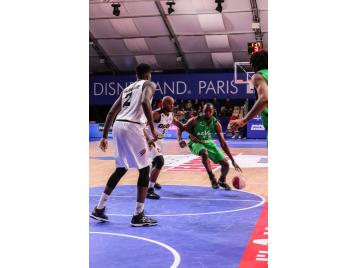 Charles Kahudi se faufile dans la défense dijonnaise - Photo : Facebook ASVEL/Alexia Leduc Charles Kahudi