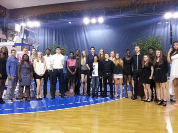 Les sortants du CFBB avec leur marraine de promo, Edwige Lawson-Wade Photo : FCT/FFBB