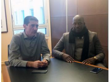 Jean-Pierre Siutat et Sakoba Keita, président de la fédération guinéenne de basketball, lors d'une réunion de travail aujourd'hui à Paris