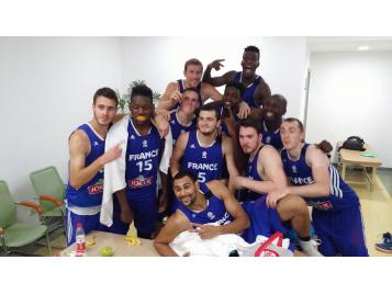 Les A' posent pour la victoire
