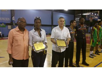 Patrice Alexis et Patrick Beesley lors de l'hommage rendu à Alain Garos Un bel hommage a été rendu à Alain Garos lors du match entre le CFBB et une sélection de la Guadeloupe