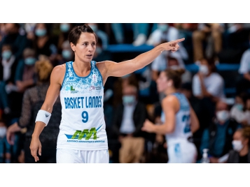 Céline Dumerc joue actuellement sa 19e saison en Ligue Féminine - Photo : Julien Bacot