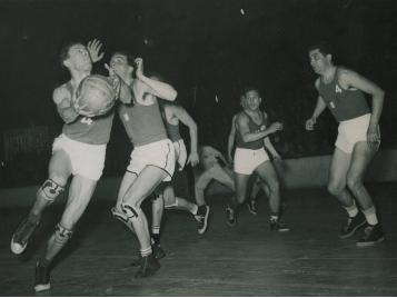 Pierre Thiolon balle en main face à l’Italie (MUSEE DU BASKET)