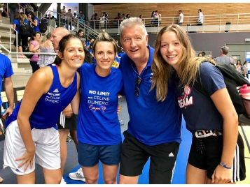 Pierre Coldepin auprès de Céline Dumerc lors de son camp de basket - Photo : Camp No Limit Céline Dumerc