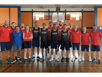 L'Équipe de France 3x3 et le staff technique - Photo : FFBB
