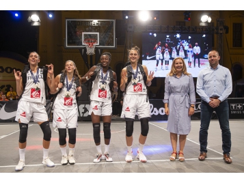 Les Françaises tout sourire après leur 5ème succès cette saison - FIBA