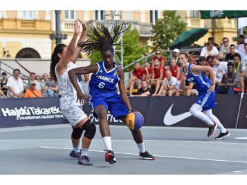 Maeva Dajldi-Tabdi prend le meilleur sur la Néo-Zélandaise - Photo FIBA Maeva Dajldi-Tabdi