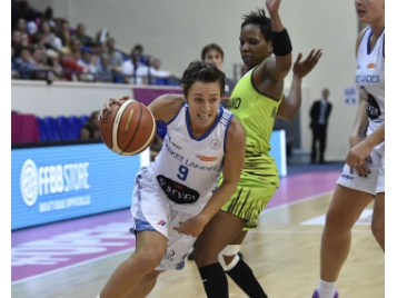 Céline Dumerc (Basket Landes) passe Bintou Marizy (Hainaut) lors de l'Open - Bellenger-Lecocq/IS/FFBB