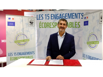 Jean-Pierre Siutat a signé la la charte des 15 engagements éco-responsables pour l'organisation du TQO féminin à Bourges