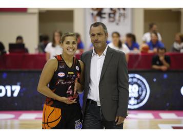 Amel Bouderra a reçu son trophée de MVP de la saison 2016/2017 - Photo : Bellenger/IS/FFBB