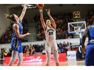 La Canadienne Nathalie Achonwa a marqué 19 points et pris 7 rebonds - FIBA