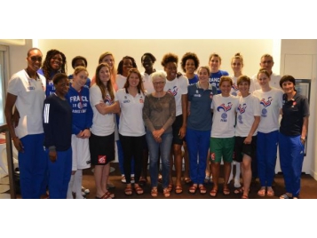 Annick Hector-Travart et Alain Vincent avec l'Equipe de France féminine à Lyon en 2015 - Club des internationaux