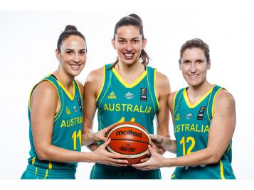 Les Australiennes Laura Hodges, Marianna Tolo et Belinda Snell ont décroché l'argent à l'AsiaCup 2017 - FIBA
