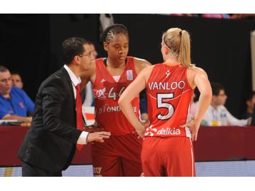 Courtney Hurt (28pts) et Julie Vanloo (20pts) ont permis à Mondeville de battre Calais - Bellenger-Allée/IS/FFBB