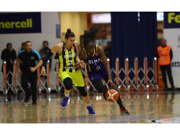 Ornella Bankole tente de déborder Ayse Cora - FIBA