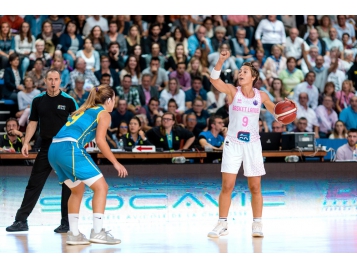 La polyvalence de Céline Dumerc a permis à Basket Landes de gagner contre La Seu - FIBA