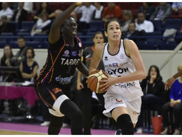 Aby Gaye (Tarbes) et Rebecca Allen (Lyon) visent la quatrième place - Bellenger-Lecocq/IS/FFBB
