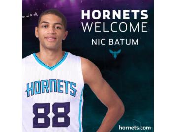 Nicolas Batum avec son nouveau maillot Nicolas Batum