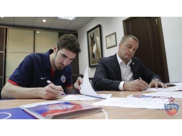 Nando De Colo a resigné 3 ans au CSKA Moscou
