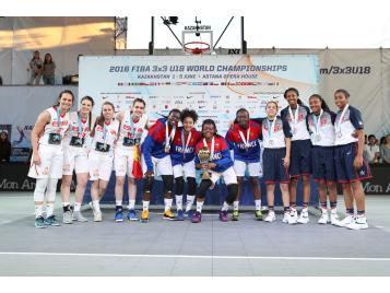 Les Bleues sur la plus haute marche du podium - Photo : FIBA