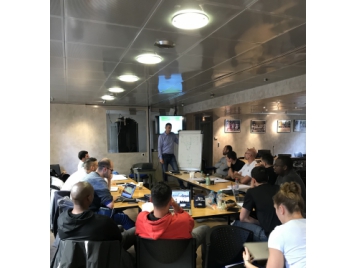 Mehdy Mary lors de son intervention face aux stagiaires - photo : FFBB