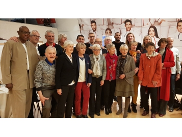 Elisabeth Riffiod en compagnie de son fils Boris, le président de la FFBB, Jean-Pierre Siutat et les membres du club des internationaux - FFBB