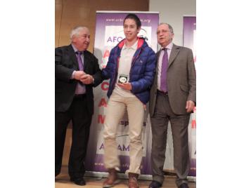 Patrick Vajda, Président de l’AFCAM et Michel Dailly, Président d’honneur remettant le trophée à Mathieu Thierry.