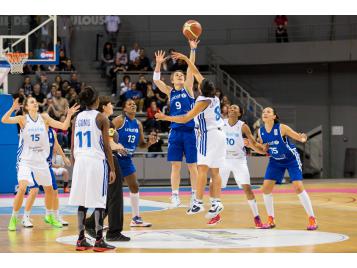 Le match de gala avait démarré sur un entre-deux inhabituel avec Céline Dumerc et Edwige Lawson-Wade