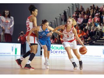Virginie Brémont déborde Alexia Plagnard lors de la demi-finale aller - FIBA/ESBVA