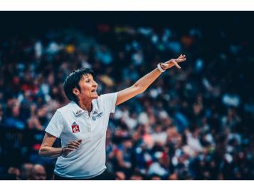 Valérie Garnier a dévoilé la liste des 16 joueuses appelées pour disputer les qualifications de l'Euro 2019 - Photo FIBA Valérie Garnier