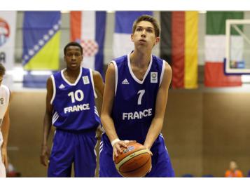 Killian Tillie, et Frank Ntilikina en arrière-plan, retenus pour le FIBA Europe All-Star Game U18 avec un an d'avance.