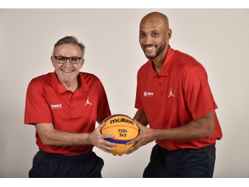 Richard Billant (à gauche) et Karim Souchu (à droite), entraîneurs des Equipes de France 3x3 - Bellenger/IS/FFBB