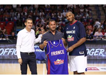  "Le capitaine de l'Equipe de France de basket, Boris Diaw, a remis samedi soir à Pau, avant la rencontre de préparation à l'EuroBasket (France-Tunisie), un maillot officiel de l'Equipe de france, dédicacé par les joueurs, à l'association "Colosse Aux Pieds d'Argile". 