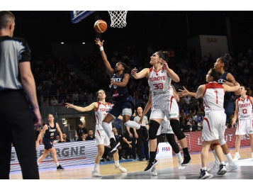 Olivia Epoupa aura tout tenté pour inverser la tendance, mais les Turques étaient au-dessus ce vendredi soir à Rennes - Photo : Bellenger/IS/FFBB