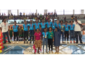 Iloanne MITOMA (Guadeloupe) MVP du tournoi devant son équipe lors de la remise des prix - Photos : FFBB