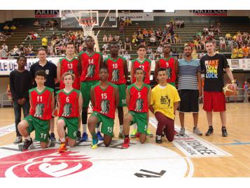 Nando de Colo avec le CJF Fleury Les Aubrais, vainqueur de la finale masculine niveau national
