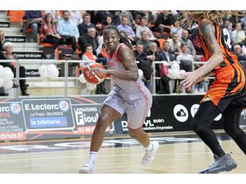 Clarissa Dos Santos aura un rôle important face au 1m93 de Courtney Paris - FIBA