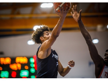 Malcolm Cazalon, auteur de 21 points, n'a pas pu empêcher la défaite - FIBA