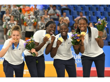 Sur le podium, les Françaises savourent - KMSP/ CNOSF