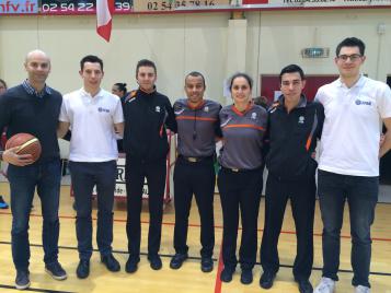 Les 6 arbitres et leur formateur