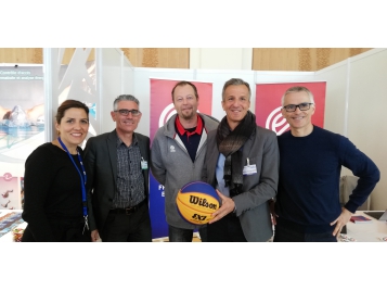 Jean-Marc Sentein (2e à gauche) le président de l'ANDIIS et Nicolas Rouquairol (2e à droite), vice-président de l'ANDIISS lors de leur passage sur le stand de la FFBB - Photo : FFBB