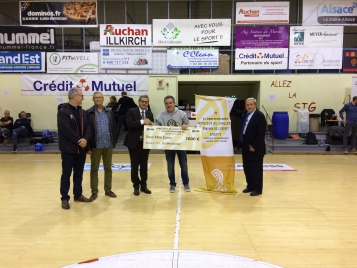 De gauche à droite, Denis Oehler (Président CD 67), René Kirsch (Président LR Alsace), Jean-Hunckler (vice-président de la FFBB), Stephane Weber (Président SIG) et Jean-Claude Bois (Membre du Conseil d'Honneur)