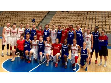 L'Equipe de France U20 féminines avec son homologue polonaise - Photo FFBB L'Equipe de France U20 féminines avec son homologue polonaise