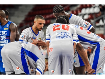William Mensah parle à ses coéquipiers