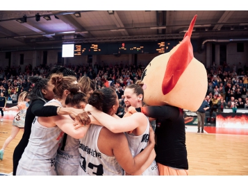 La joie des Flammes Carolo après leur qualification - FIBA