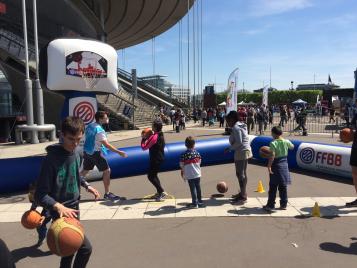 Les enfants s'initiant au basket - photo : Falassa DIARRA