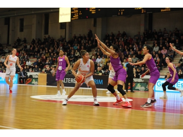 Kaleena Mosqueda-Lewis a fait 7/7 de loin contre Riga - FIBA