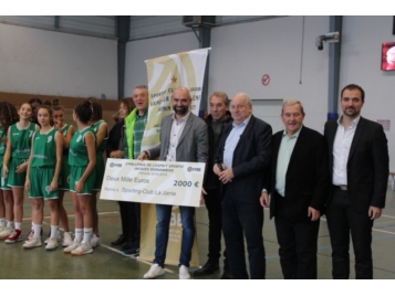 Raphaël Ferrand (président de la Jarrie), lors de la remise du Trophée par Christian Auger (vice-président FFBB), Jean-Claude Bois (vice-président du Conseil d’Honneur), Pierre Dufau (Président de la Ligue Régionale Nouvelle Aquitaine)
