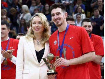 Nando De Colo MVP des Playoffs, récompense remise par Ilona Korstine - VTB League Nando De Colo - CSKA Moscou
